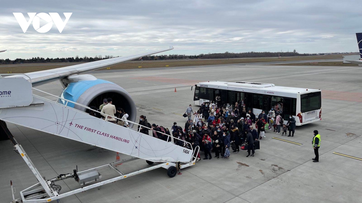 318 người Việt sơ tán khỏi Ukraine lên máy bay về nước từ Ba Lan